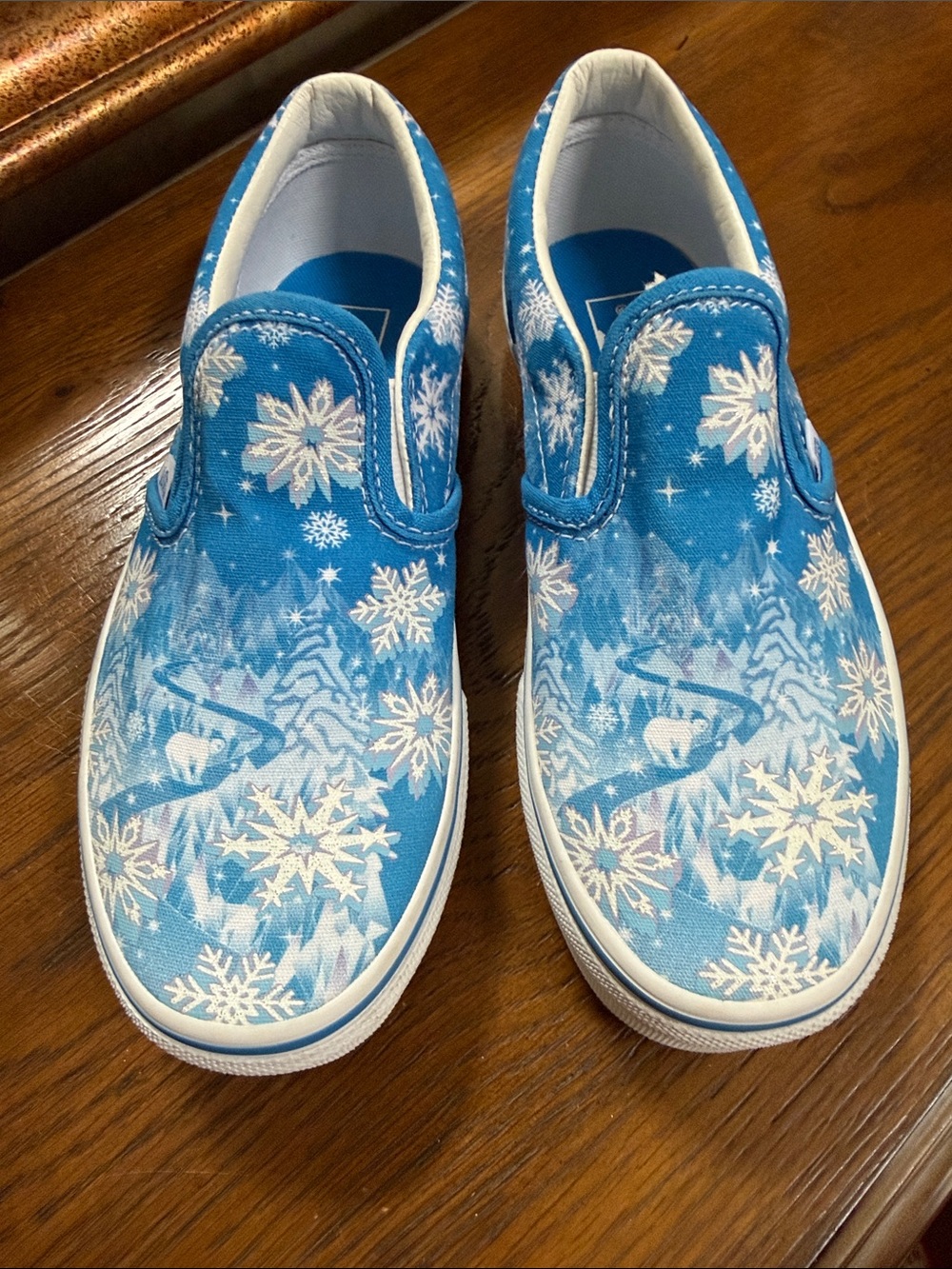 New w/o tag. VANS Kids Blue Snowflake Slip-On Sneakers. Size 3 Little Girl.